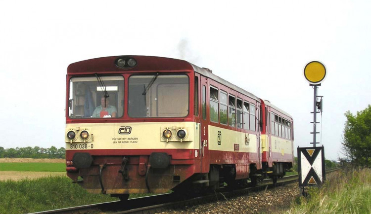 Kuriozita na železnici. Motorovému vlaku došla nafta, překvapení cestující museli autobusem