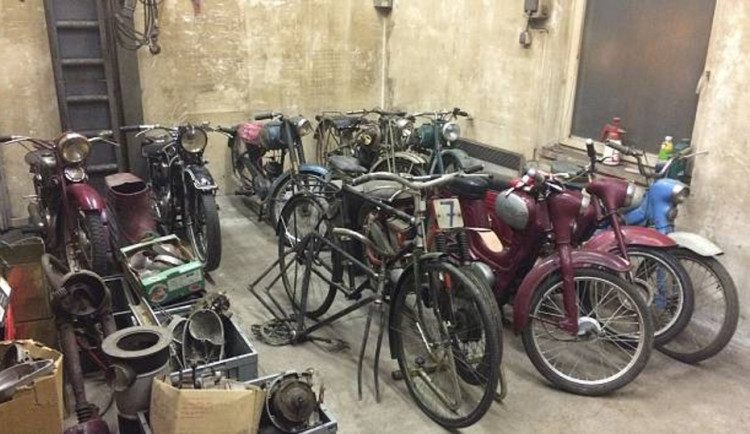 Z jihlavské garáže zmizelo devět historických veteránů po dědečkovi, dědic prosí o pomoc