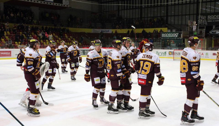 Promrhaná třetí třetina stála Duklu celý zápas, prohrála s Porubou a je stále devátá