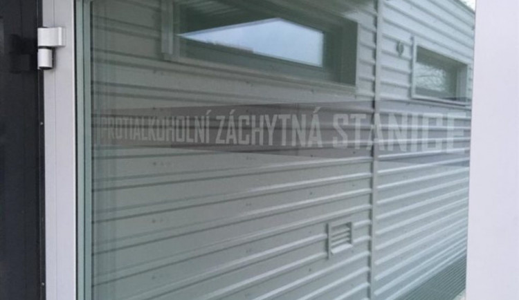 Zlobil i na záchytce. Svůj pokoj zdemoloval a hrozí mu trest za poškození cizí věci