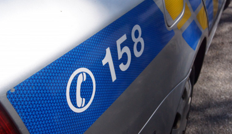 Dva opilí mladíci ukradli příslušenství k mobilům. Policie je chytila dřív, než si poškozený všiml, že je okraden