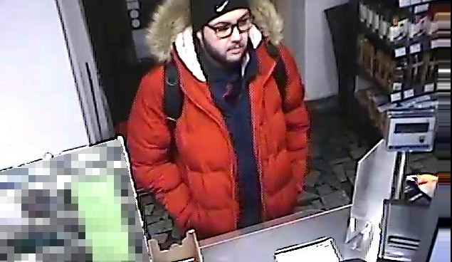 Našel ztracenou peněženku a okamžitě začal utrácet. Identifikuje veřejnost podezřelého?