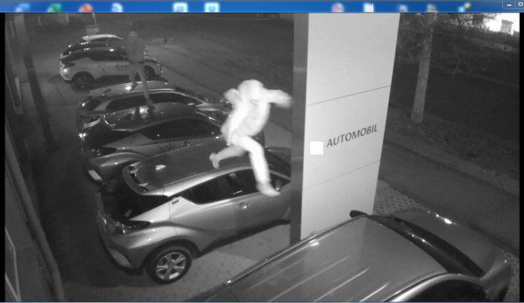 VIDEO, PÁTRÁNÍ: Tři mladíci skákali po střechách aut, způsobili škodu za 100 tisíc