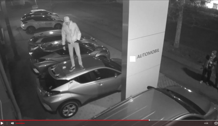 Tři po autech skákající mladíci byli několika hodinách identifikováni