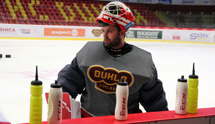 Reprezentační brankář Patrik Bartošák trénuje s Duklou Jihlava