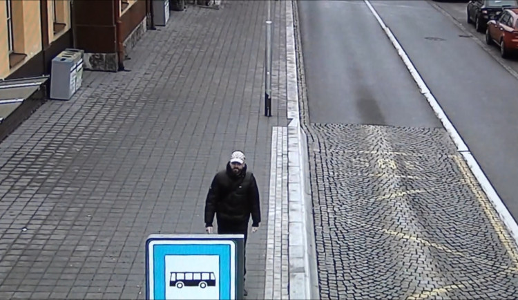 PÁTRÁNÍ: V prosinci došlo v Třebíči k vloupání do prodejny. Policie hledá muže, který šel okolo