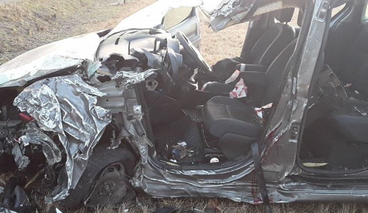 Ranní nehoda u Stáje si vyžádala jeden lidský život. Trasa na Žďár nad Sázavou je neprůjezdná