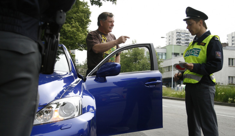 Po přestupku nahlásil, že policisté byli při kontrole opilí. Za pomluvu musí zaplatit 10 tisíc