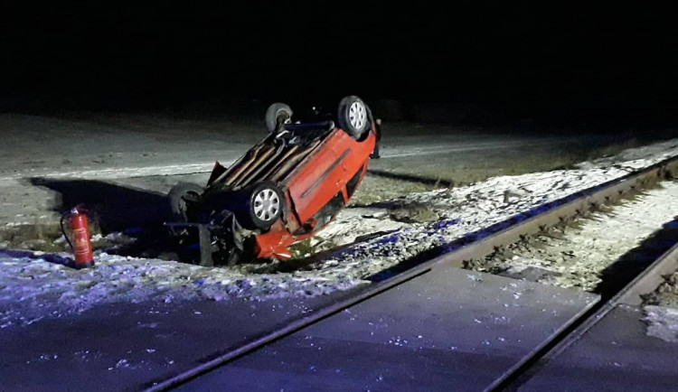 V Budišově se ráno střetl osobní vlak s vozidlem, trasa je neprůjezdná