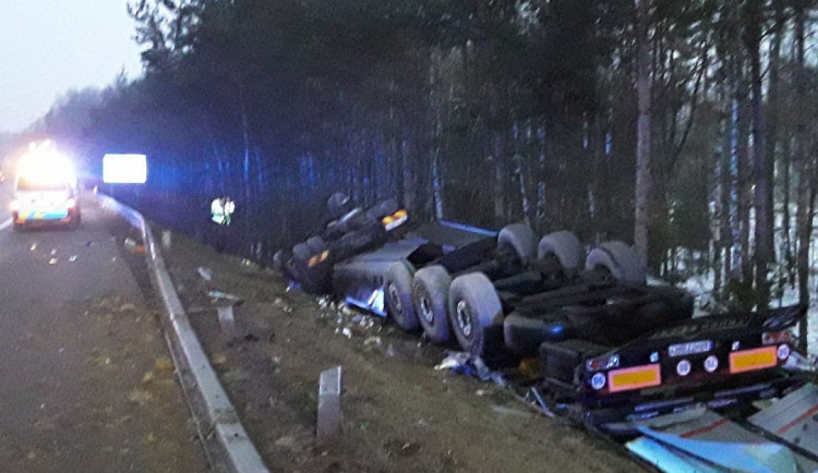 U dálničního sjezdu na Jihlavu se převrátil kamion s kukuřicí, došlo k masivnímu úniku nafty