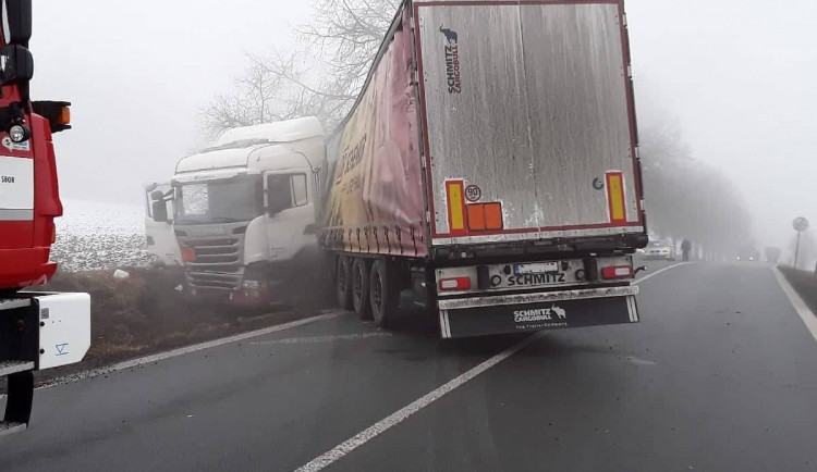 U Pelhřimova narazil do stromu náklaďák s chemikáliemi. Silnice na Tábor je uzavřena