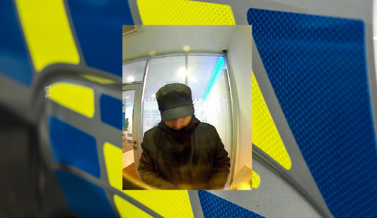 PÁTRÁNÍ: V obchoďáku ukradl kabelku, před blokací karty stihl ještě vybrat z bankomatu