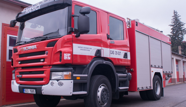 Při požáru bytu v Třebíči zemřel muž, další dva lidé se nadýchali kouře