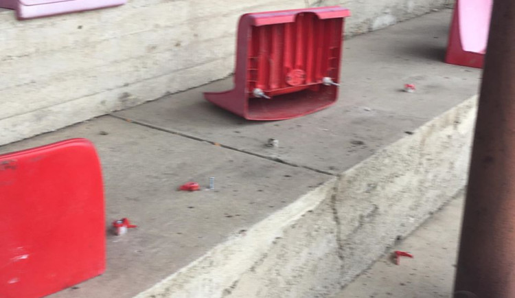 Snaha bedřichovských nadšenců poničena, vandalové vytrhali sedačky z tribuny fotbalového hřiště