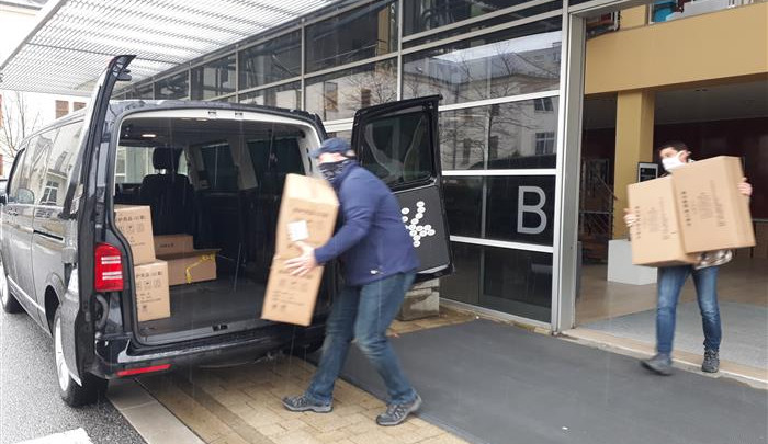 Vysočina obdržela od vnitra první zásilku pomůcek. Hejtman kritizuje resort zdravotnictví