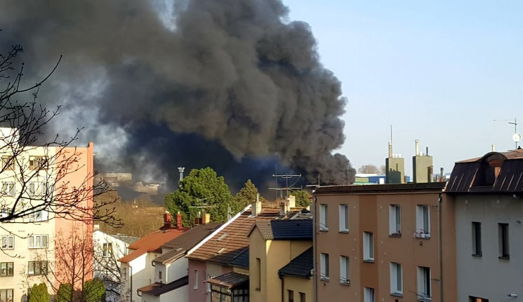 AKTUÁLNĚ: V Hruškových Dvorech hoří firma Enviropol, vzduchem se šíří nebezpečné látky