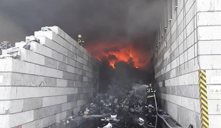 Požár v Enviropolu byl úplně zlikvidován až v sobotu brzy ráno. Můžeme už i větrat