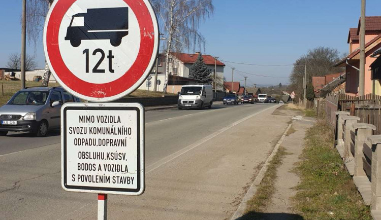 Kvůli beranovskému obchvatu je doprava svedena na provizorní most, nesmějí sem kamiony