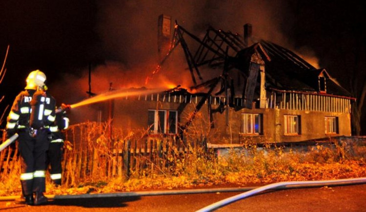 Noční požáry na Batelově způsobily skoro dvoumilionovou škodu. Založil je někdo úmyslně?