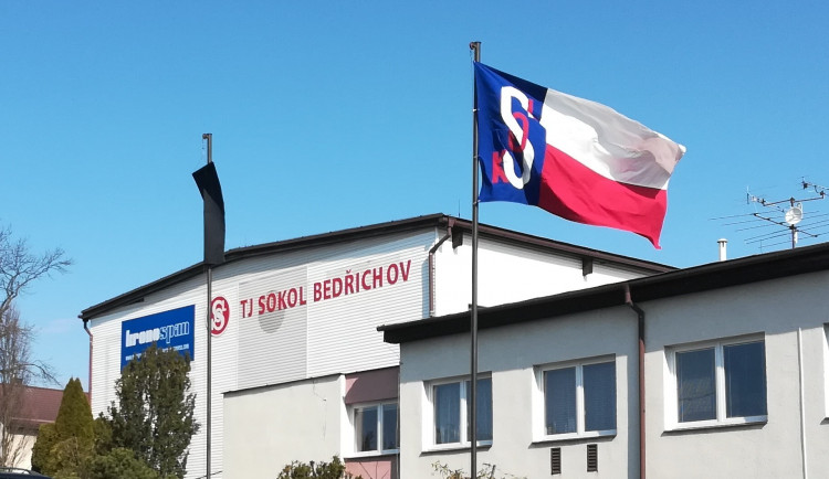 Černá vlajka před bedřichovským Sokolem. Zemřel jeho dlouholetý starosta Josef Zezulka