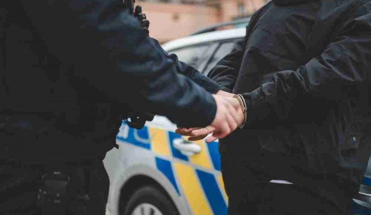 Bez řidičáku a se skoro dvěma promile vzal bez dovolení cizí auto, ujížděl i policii