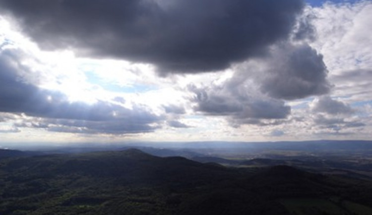 POČASÍ NA PONDĚLÍ: Přes den dvacet stupňů, k večeru bouřky a místy sníh