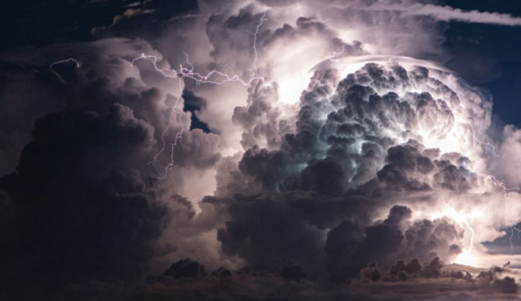 Od jedenácti hodin platí na celé Vysočině výstraha před silnými bouřkami