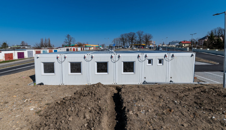 Na "Havaji" vyrostly provizorní buňky, jsou určeny pro bezdomovce v karanténě