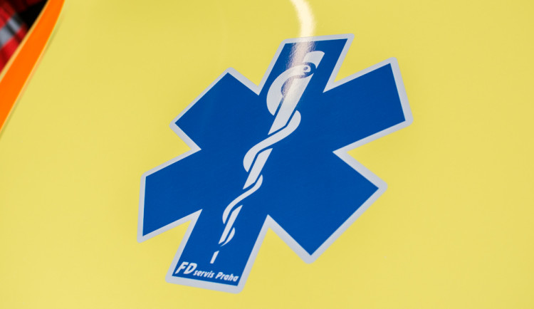 Muž visel za ruce na okraji mostu, udržet se však nedokázal. Po pádu byl hospitalizován