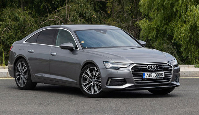 Vyboural se s "á šestkou", nechal ji zamčenou v příkopu a od nehody odešel