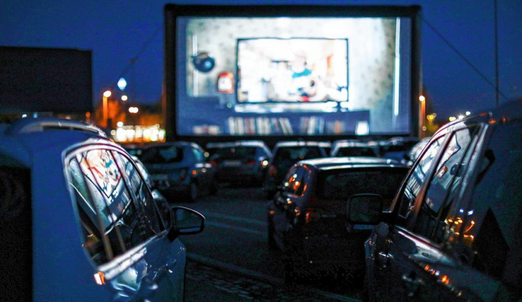 SOUTĚŽ: Na henčovském letišti v sobotu večer promítá autokino. Vyhrajte jednu z posledních vstupenek