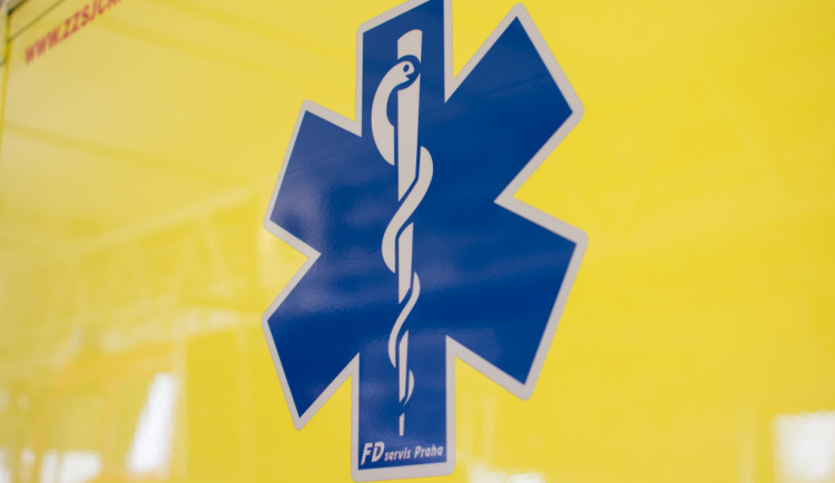 Provoz na 123. kilometru dálnice dnes odpoledne zastavila nehoda, jeden člověk se zranil