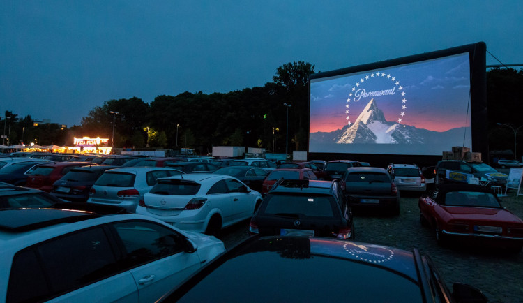 Dva filmy denně, deset dní v řadě. V areálu parkoviště nemocnice bude od pátku promítat autokino