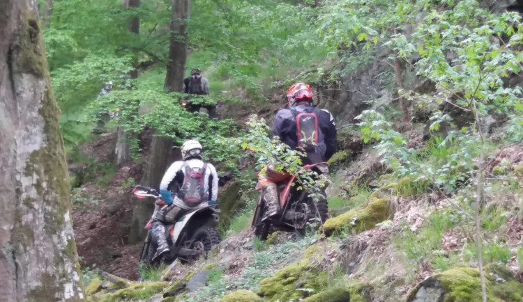 Motorkáři se proháněli po přírodní rezervaci, policie žádá o pomoc při pátrání