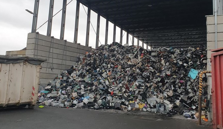 Požáry vznikají hlavně kvůli lithiovým bateriím, investujeme ale do opatření, zní z Enviropolu