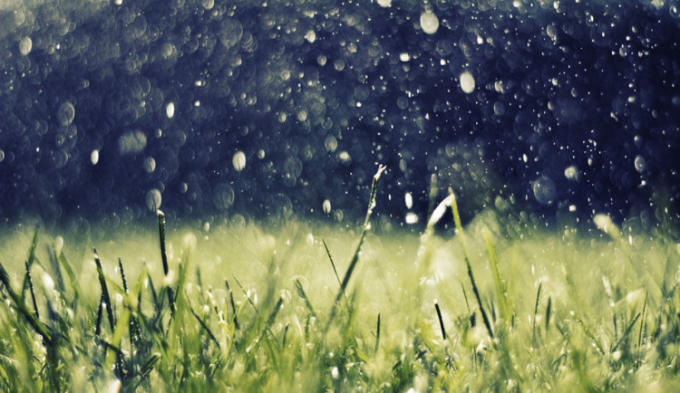 POČASÍ NA NEDĚLI: Opět se mohou objevit přeháňky, bude foukat silný vítr