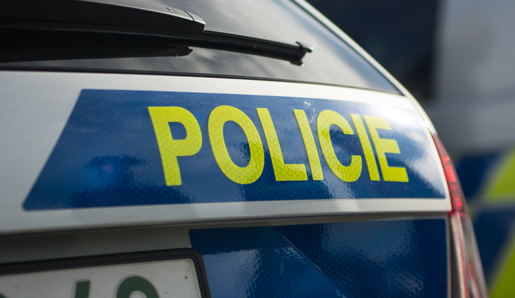 Honičku s policií ukončila až nehoda. Řidič Audi byl testován na amfetamin, nevlastní ani řidičák