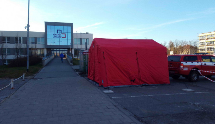 Od pondělí se otevírají všechny vchody do nemocnice, bude znovu propojena s Domem zdraví