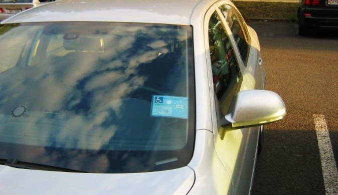 Konec zneužívání průkazek. Invalidní parkovací místo v Jihlavě musí být volné hlavně pro vozíčkáře