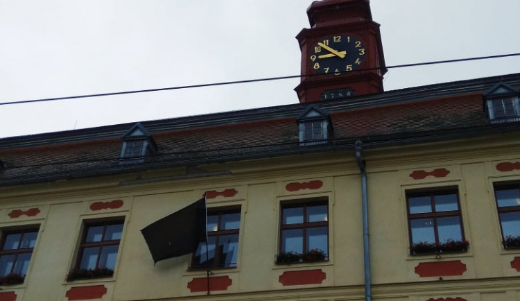 Radnice Jihlavy připomíná popravu Milady Horákové černým praporem