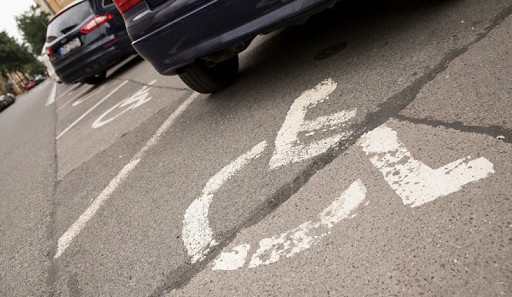 POLITICKÁ KORIDA: Je zpřísnění pro užívání invalidních parkovacích míst v Jihlavě správným krokem?