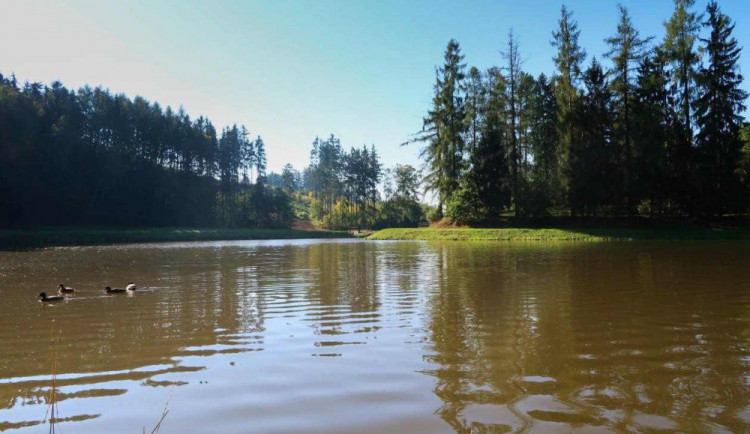 Konflikt dvou bezdomovců na Staré plovárně skončil smrtí jednoho z nich. Policie žádá svědky o informace