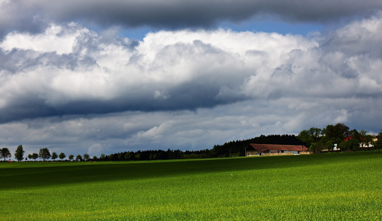 POČASÍ NA PÁTEK: Bude teplo, ale k večeru přijdou srážky