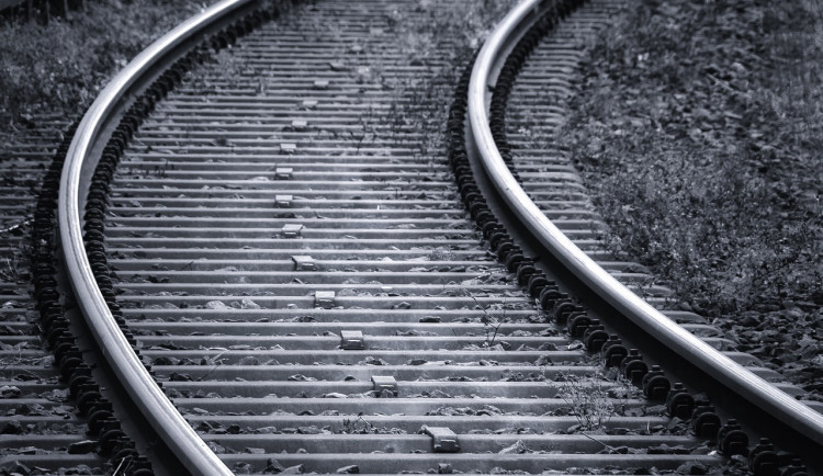 Mezi Sedlejovem a Mysliboří se srazil vlak s osobním autem, nehoda se obešla bez zranění