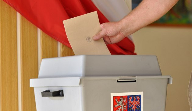 POLITICKÁ KORIDA: Jsou kvůli covidu ohroženy podzimní volby? Odpovídají krajští zastupitelé