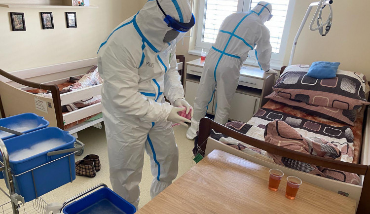 V jihlavském Alzheimercentru dnes začalo pomáhat patnáct vojáků. Měli by tu zůstat dva týdny