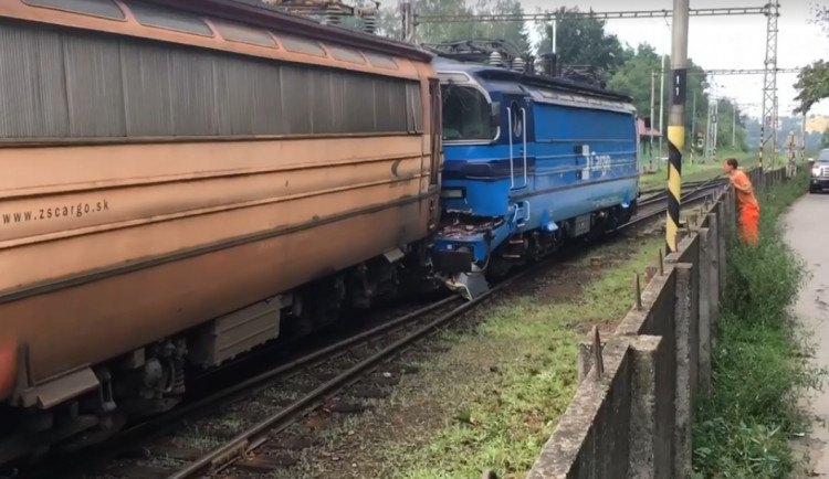 Na jihlavském nádraží narazil vlak do lokomotivy, oba stroje vykolejily. Provoz na Luka je zastavený