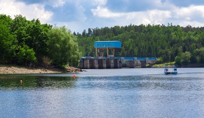 Tragédie v Dalešické přehradě. Po skoku ze skály do vody utonul čtyřiadvacetiletý muž