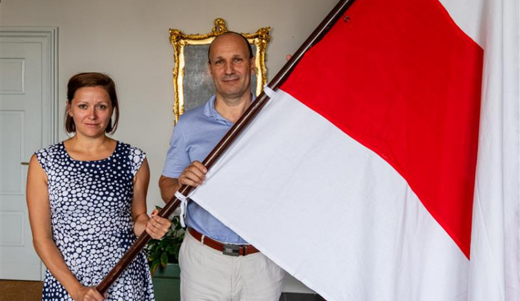 Na jihlavské radnici visí běloruská vlajka. Jsme pro nové volby, zní od vedení města