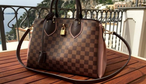 Žena z Jihlavska naletěla podvodníkovi, kabelka za devět tisíc jí nedorazila